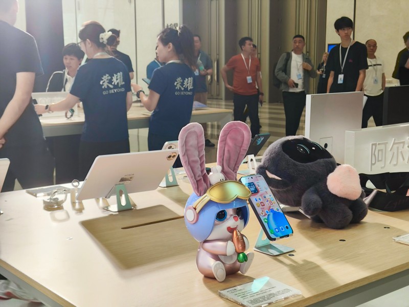 實(shí)豐文化 AI 飛飛兔參展榮耀渠道峰會：智能玩具破圈，開啟跨行業(yè)創(chuàng)新新可能